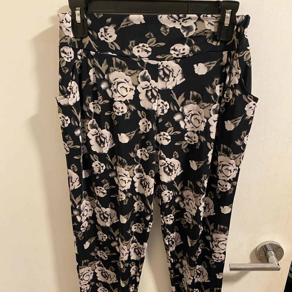 Navy floral stretchy pants with pockets
